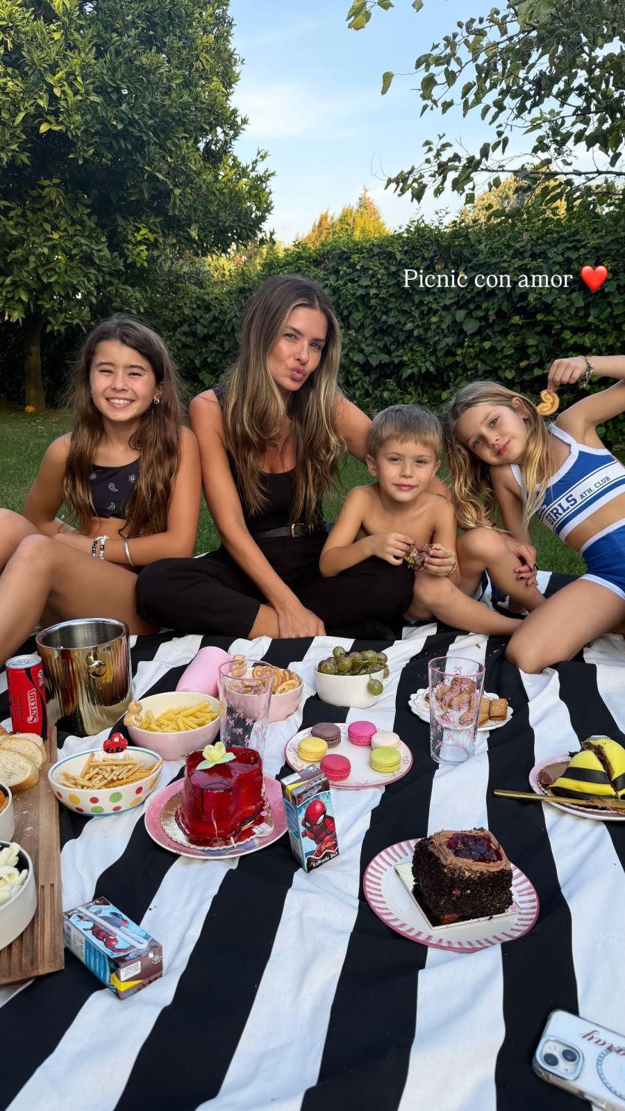 La China Suárez junto a sus hijos