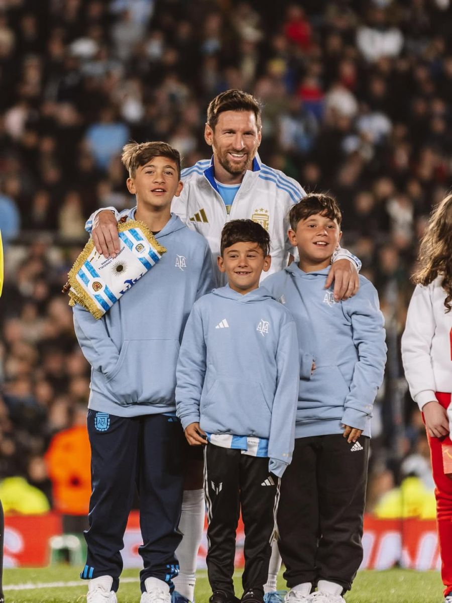 Antonela Roccuzzo, Leo Messi, Eva Bargiela, Zaira Nara, Wanda Nara
