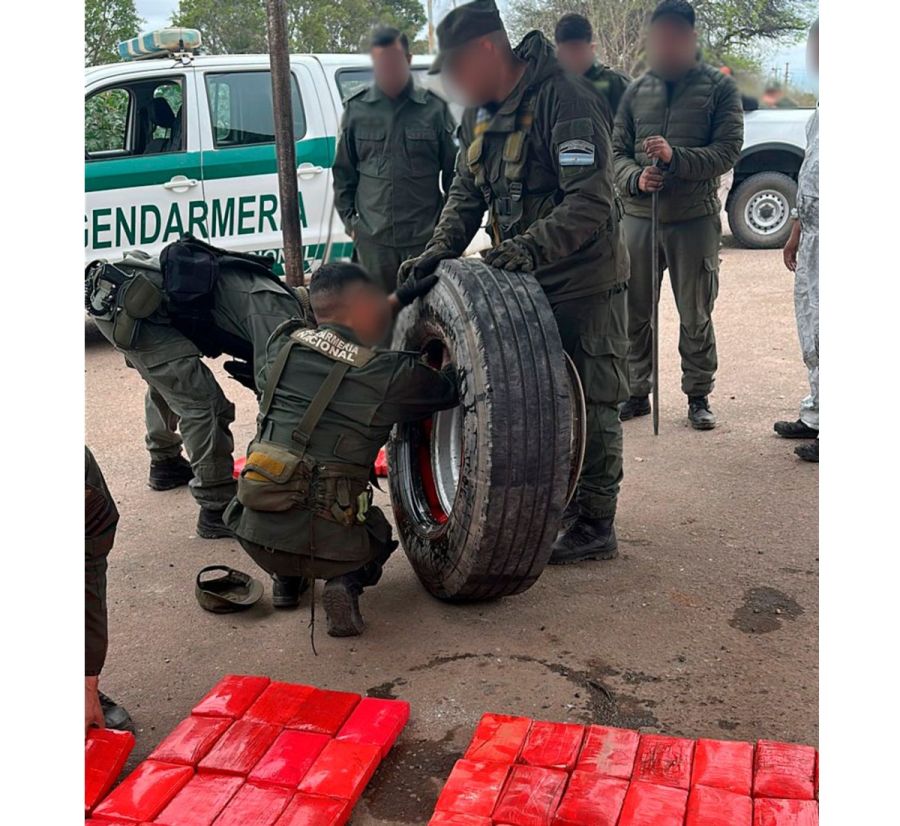 Gendarmería secuestró un camión que transportaba cocaina en sus ruedas 20250906