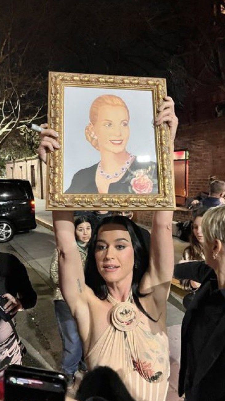 Katy Perry con el cuadro de Eva Perón
