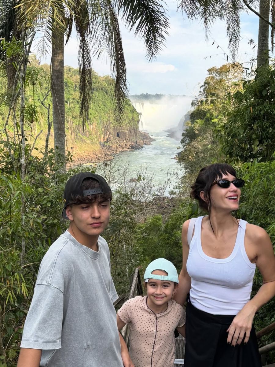 Brenda Gandini y su familia de vacaciones en las Cataratas