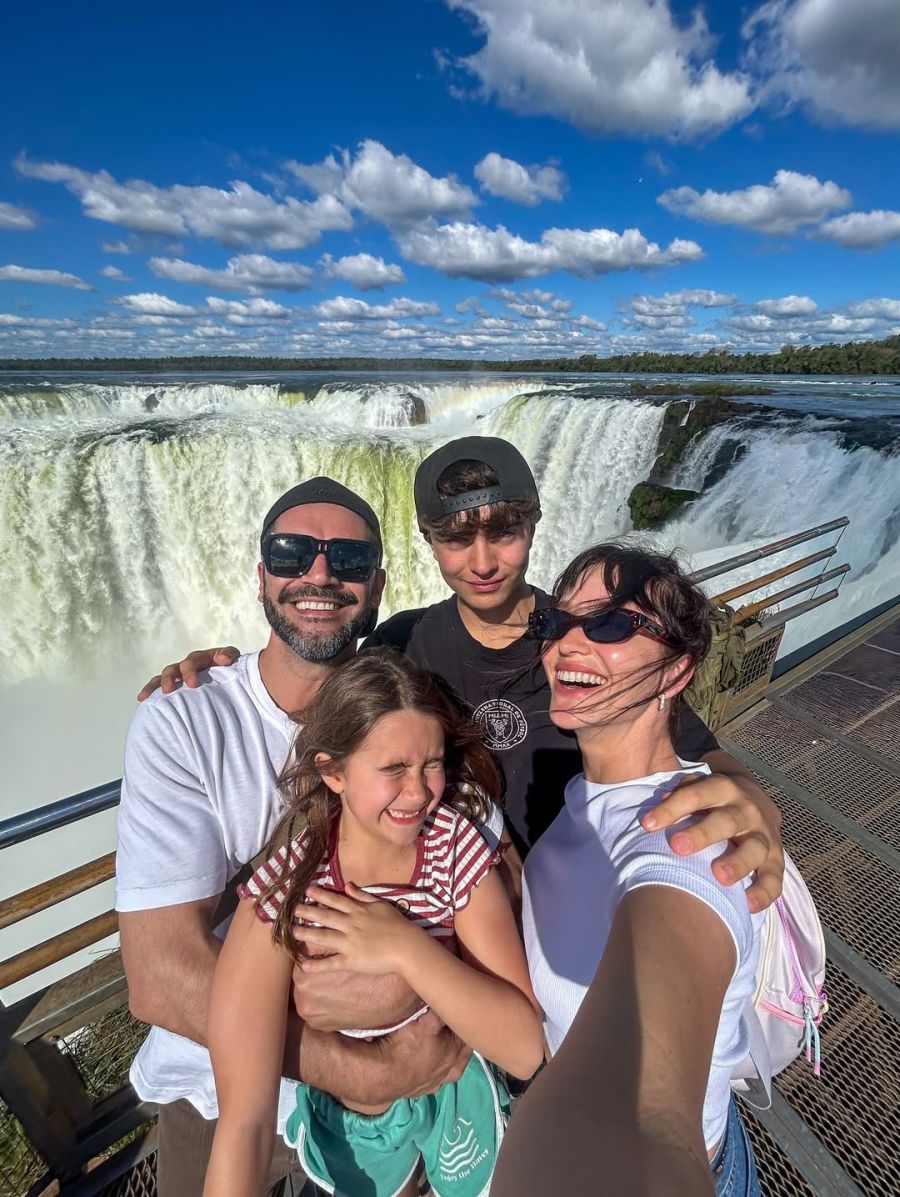 Brenda Gandini y su familia de vacaciones en las Cataratas