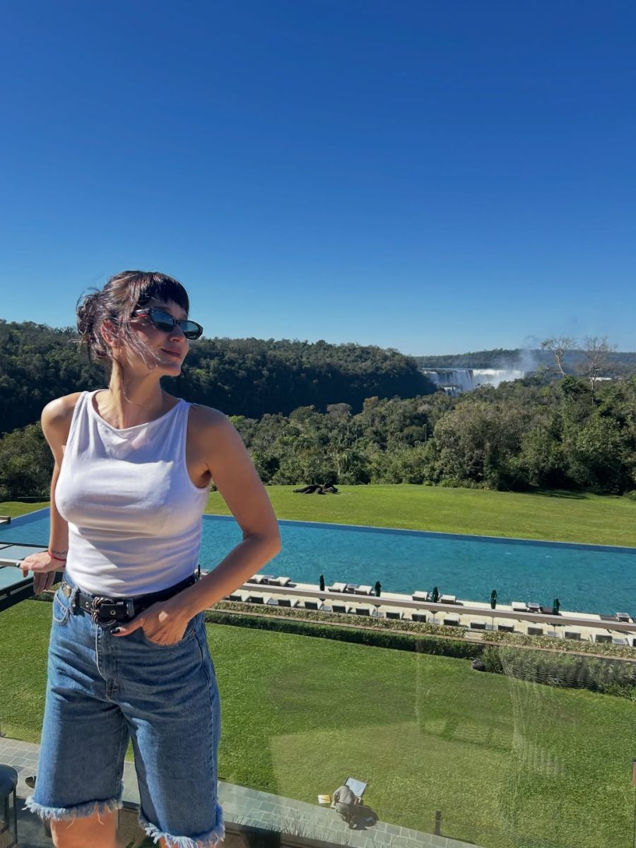 Brenda Gandini y su familia de vacaciones en las Cataratas