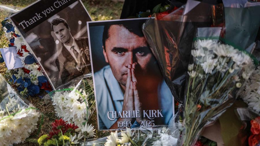 Fotogaleria Vista general de una corona de flores depositada por los dolientes frente a la Embajada de Estados Unidos en Pretoria tras el asesinato a tiros del joven activista e influencer estadounidense Charlie Kirk