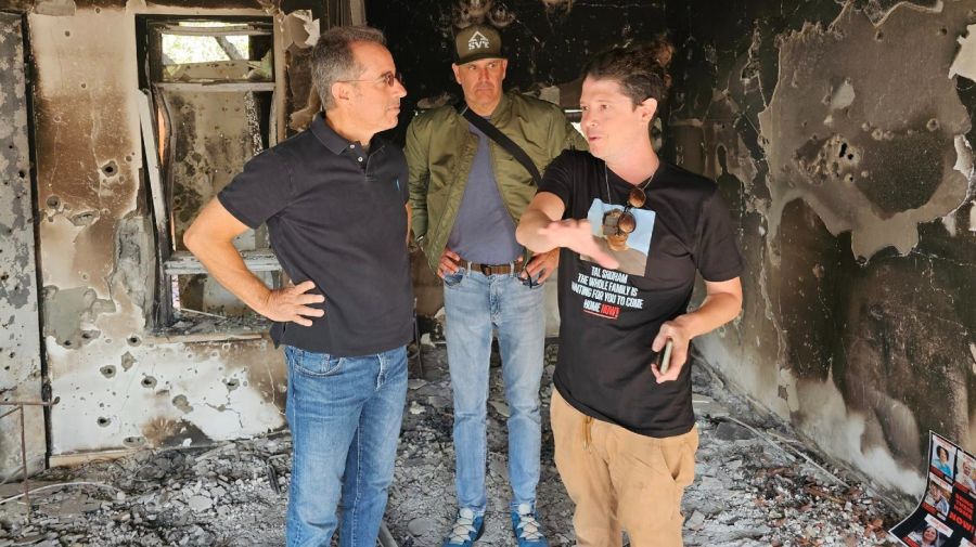 Jerry Seinfeld visita el kibutz Beeri el 19 de diciembre de 2023