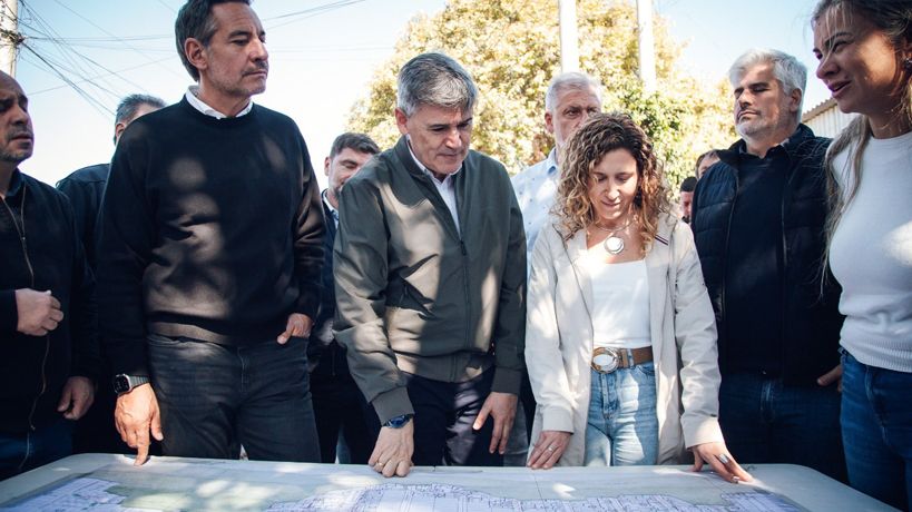 Passerini junto a funcionarios revisando obras