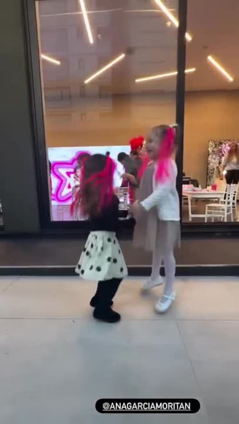 El nuevo look de Sarah Burlando y Ana García Moritán: así lucen con el cabello fucsia