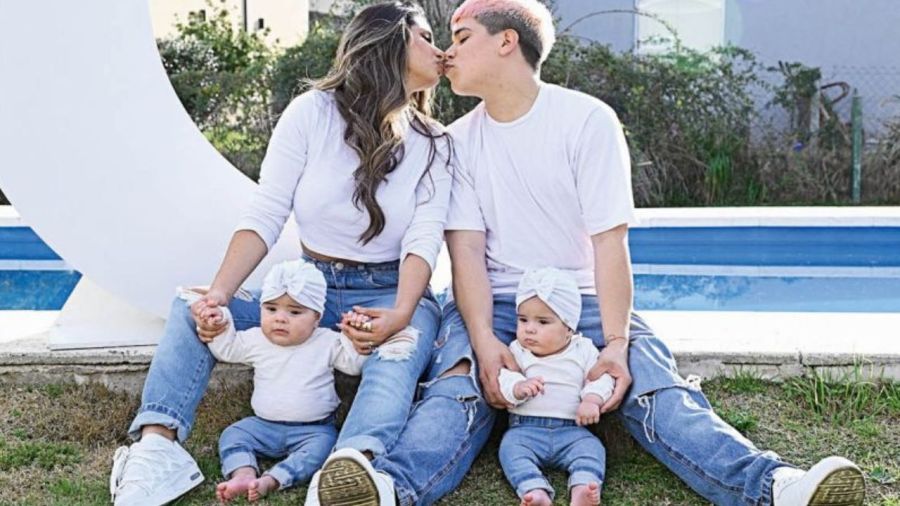Thiago Medina y Daniela Celis junto a sus hijas