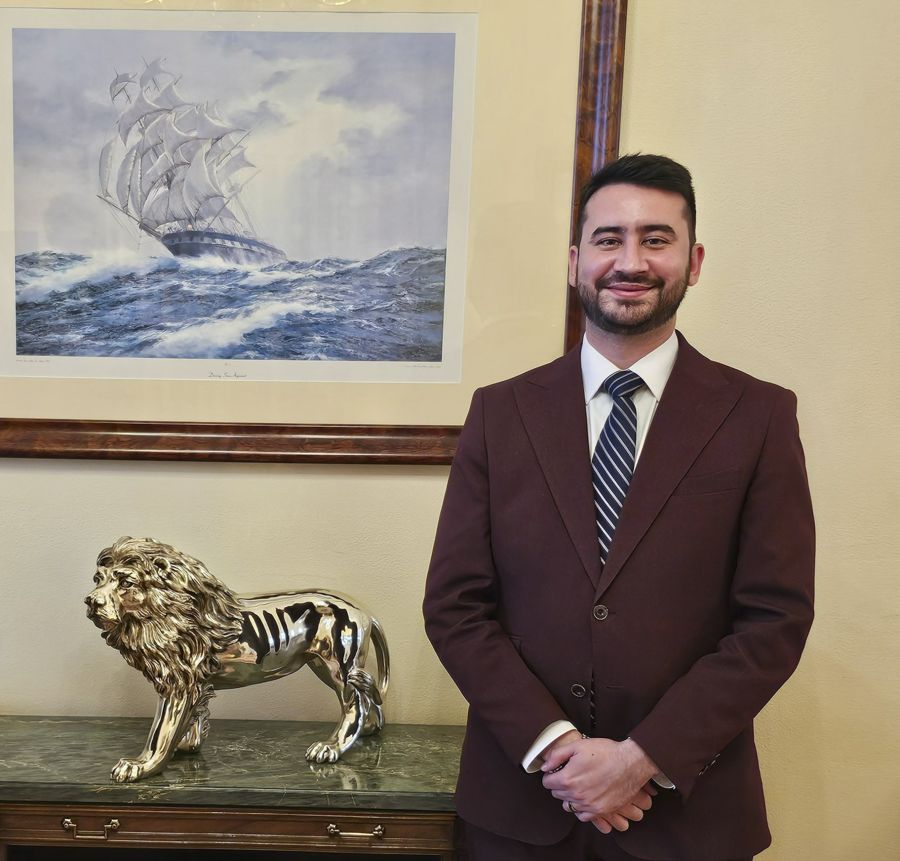 El secretario de Culto de Milei cargó contra los hippies y la autoayuda en un acto de Vox en Madrid