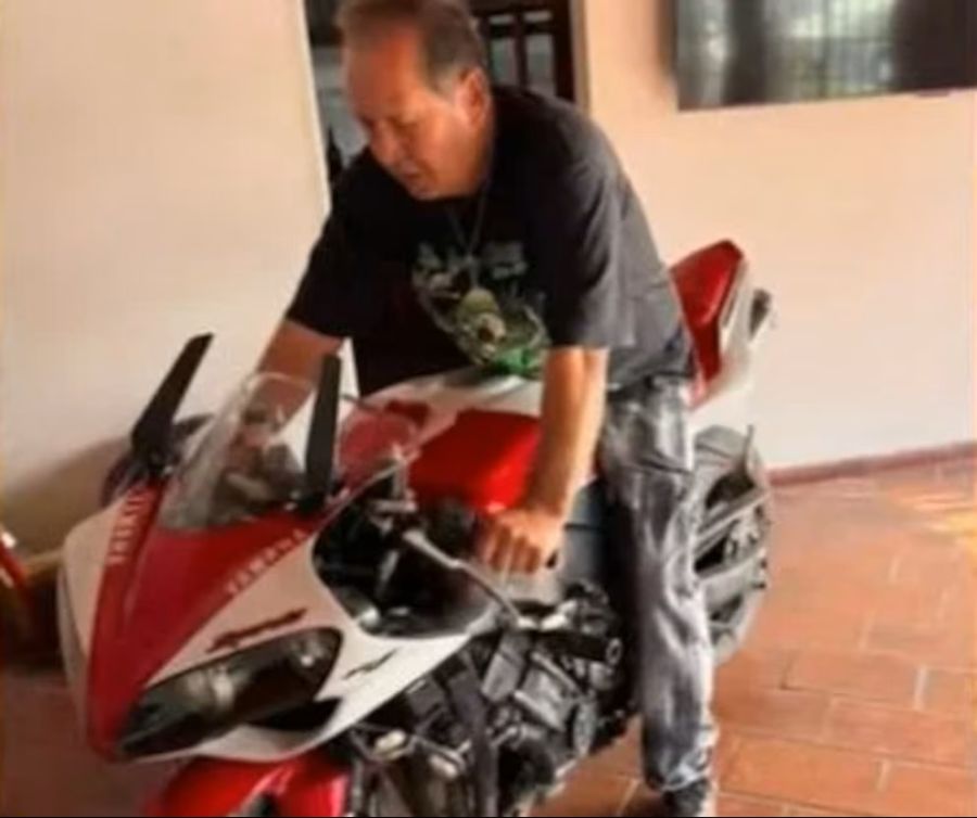 Miguel Ángel Prosi con la moto que le regaló su hijo, L-Gante
