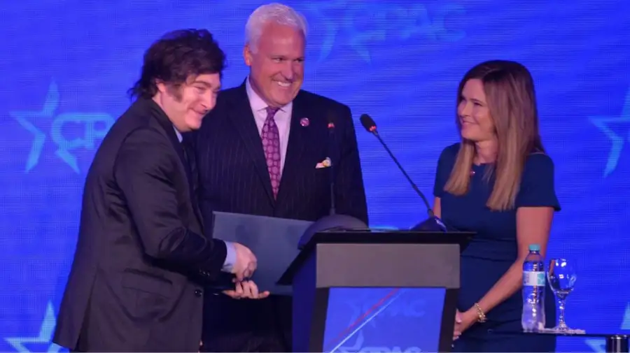 Javier Milei junto al presidente de la Unión Conservadora Americana Matt Schlapp y su esposa Mercedes Viana
