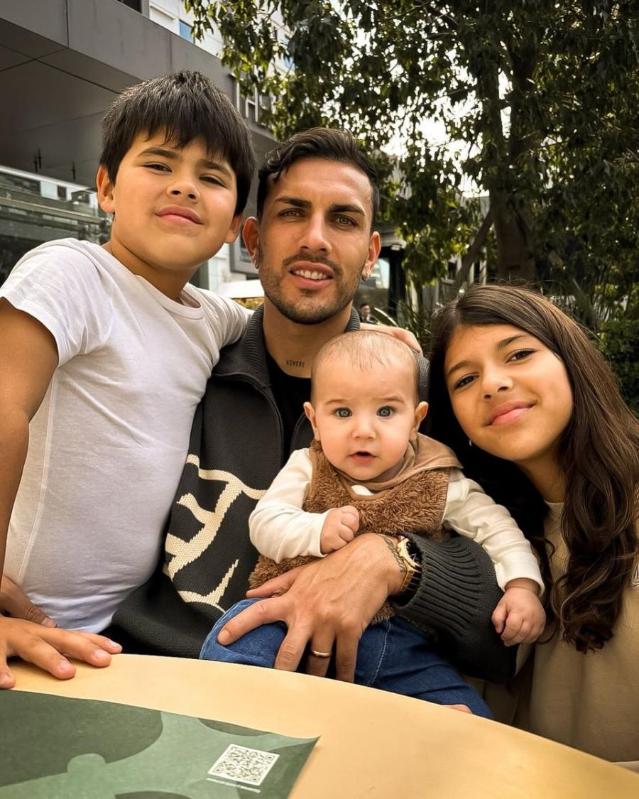 Leandro Paredes y sus tres hijos