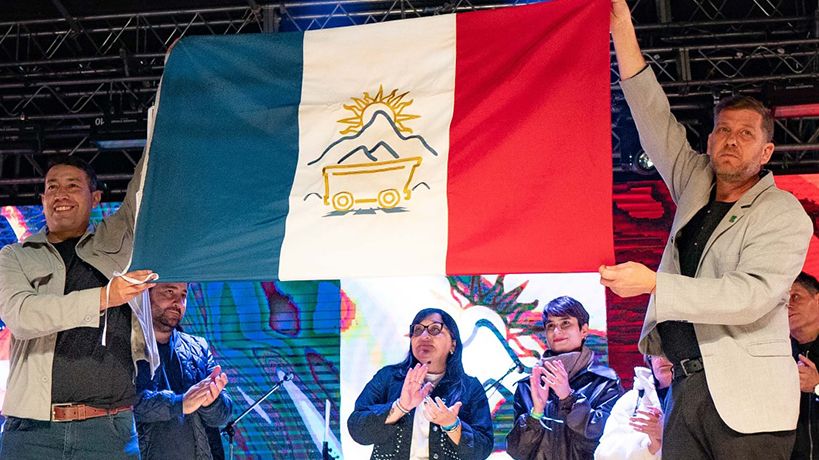 Marcos Fey con la bandera de Malagueño