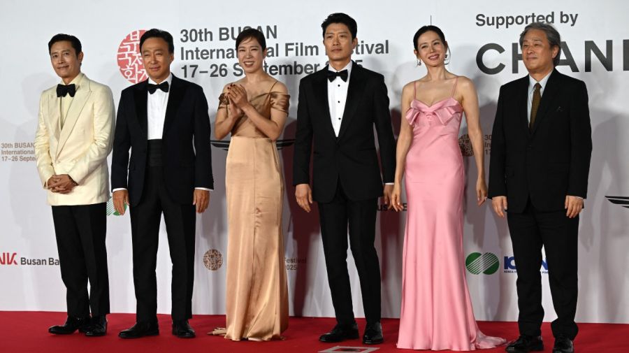Lee Byung-hun, Lee Sung-min, Yeom Hye-ran, Park Hee-soon, Son Ye-jin y el director Park Chan-wook