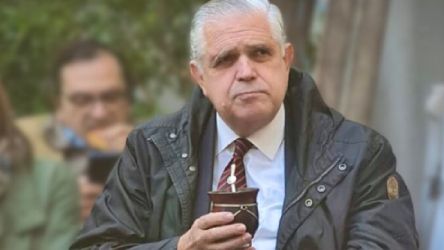 Políticos tomando mate