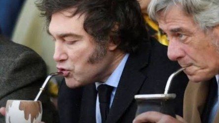 Políticos tomando mate