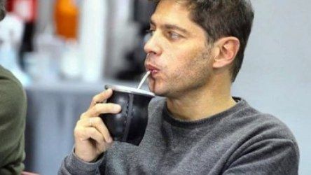 Políticos tomando mate