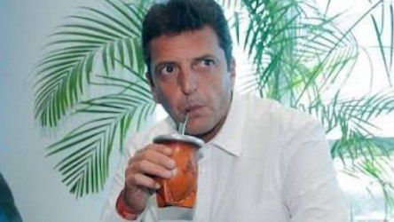 Políticos tomando mate