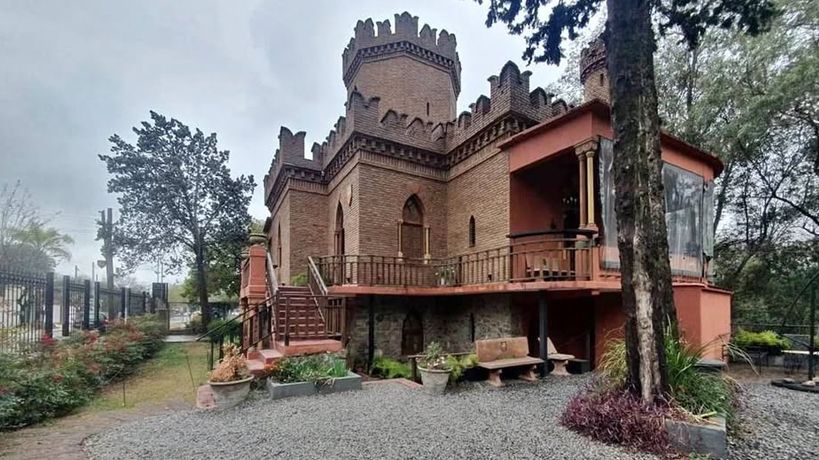 Castillo en villa Allende