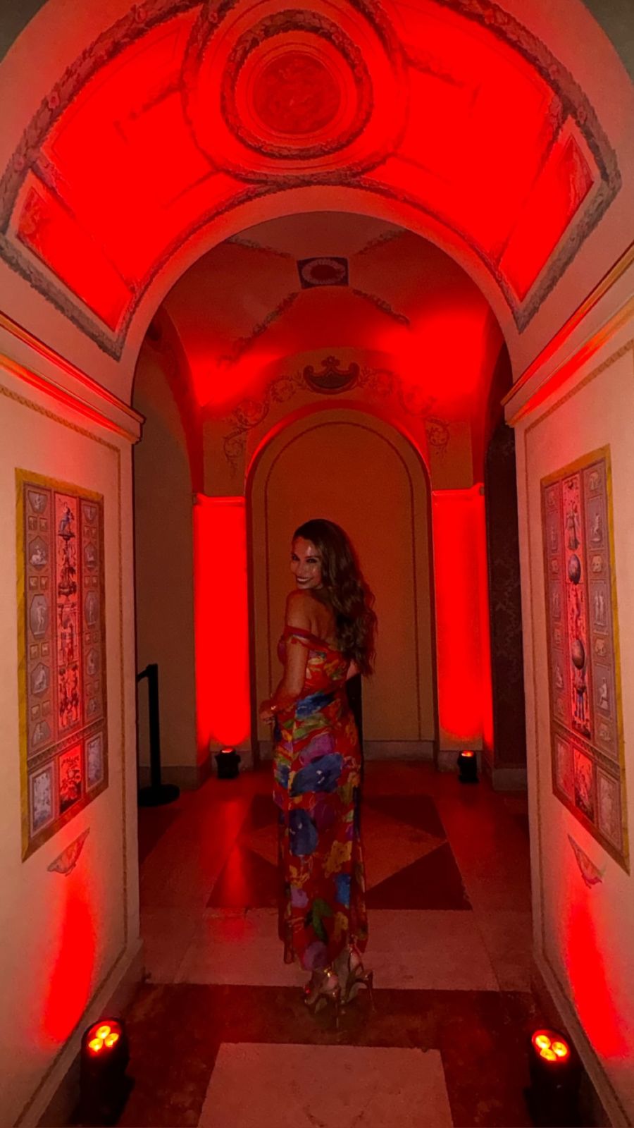 Pampita vestido floral rojo