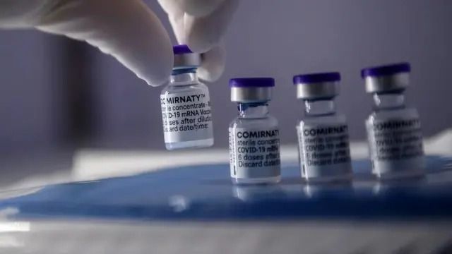Advierten sobre los efectos adversos de la vacuna contra el covid.