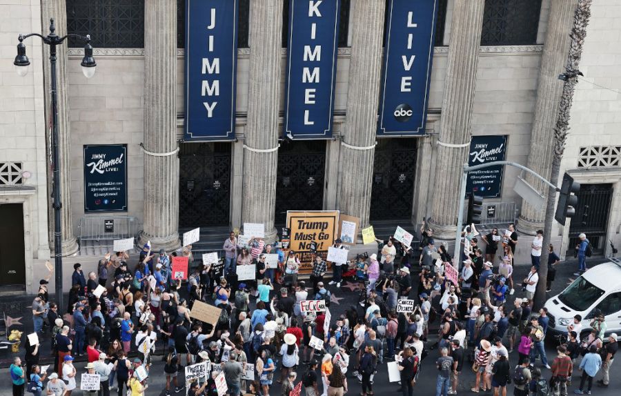 Manifestantes a favor de Jimmy Kimmel protestan este jueves frente al teatro El Capitan, de Disney en Hollywood.