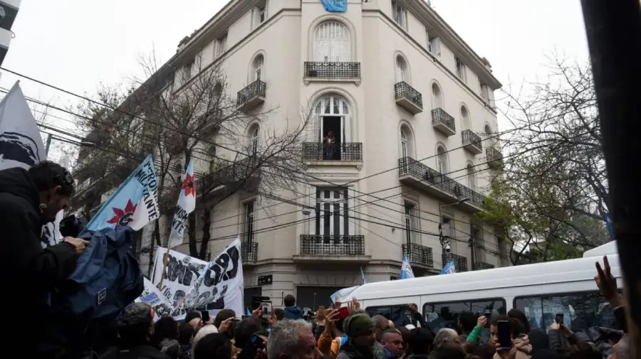 Cristina en el balcón 100 días presa 20092025