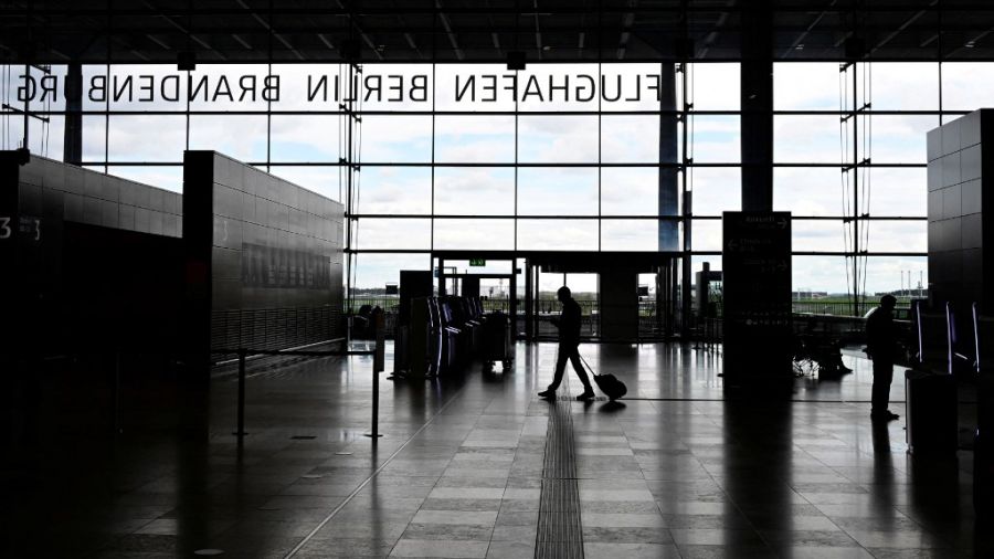 El aeropuerto de Berlín, a oscuras este sábado por un hackeo a sus sistemas de software.