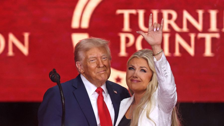 Fotogaleria El presidente de Estados Unidos, Donald Trump, y Erika Kirk, viuda de Charlie Kirk, hacen un gesto durante el servicio conmemorativo público en honor del activista de derecha Charlie Kirk