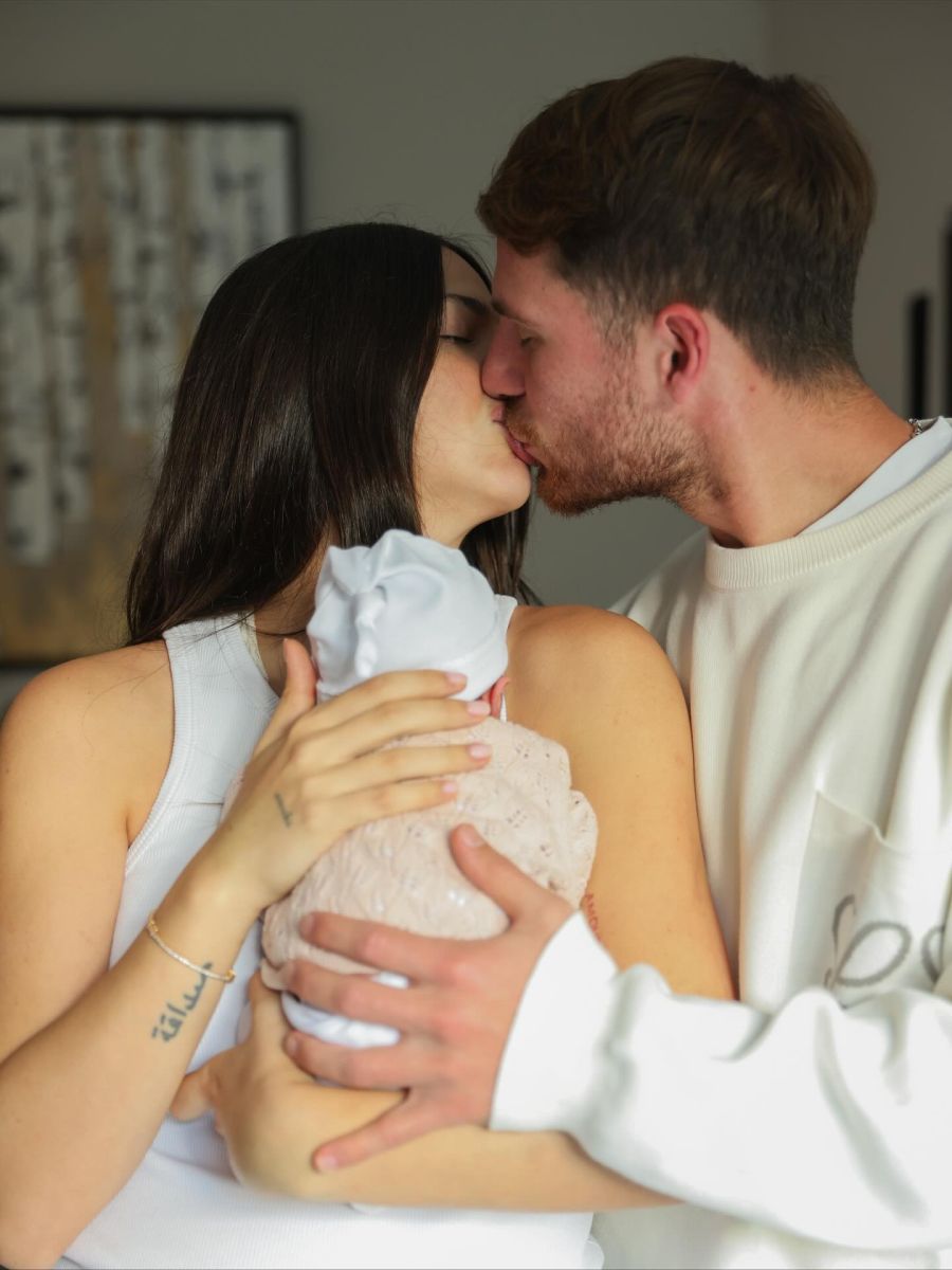 Alexis Mac Allister y Ailén Cova presentaron a Alaia