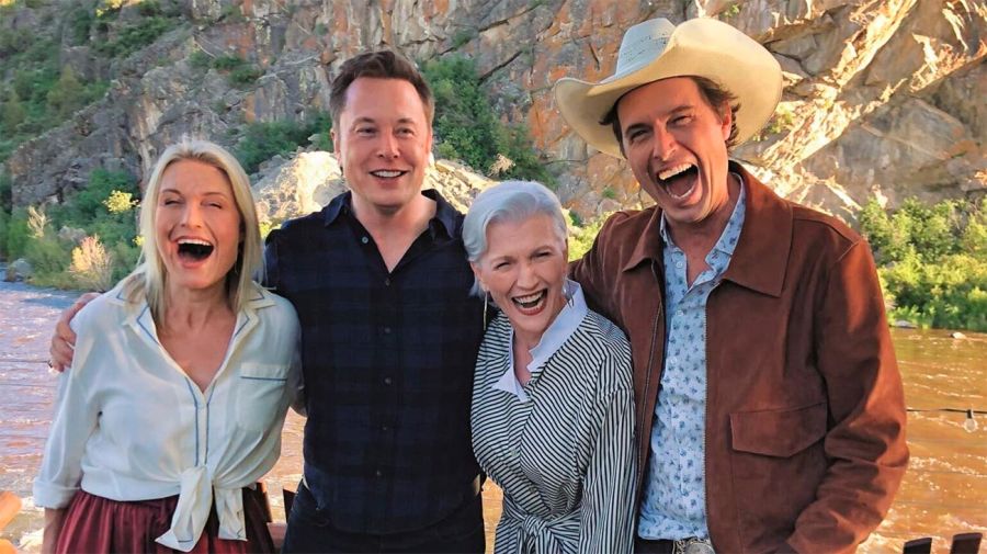 Elon Musk hermanos y madre 23092025