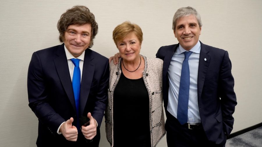 Javier Milei, Kristalina Georgieva y Luis Caputo