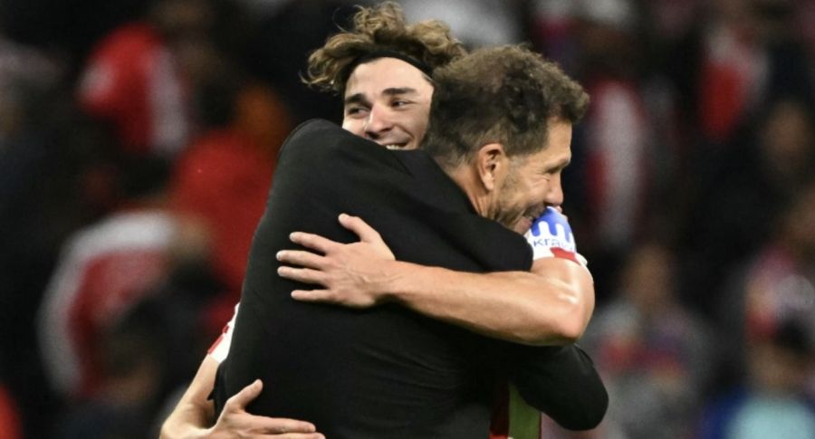 Julián Álvarez y Diego Simeone