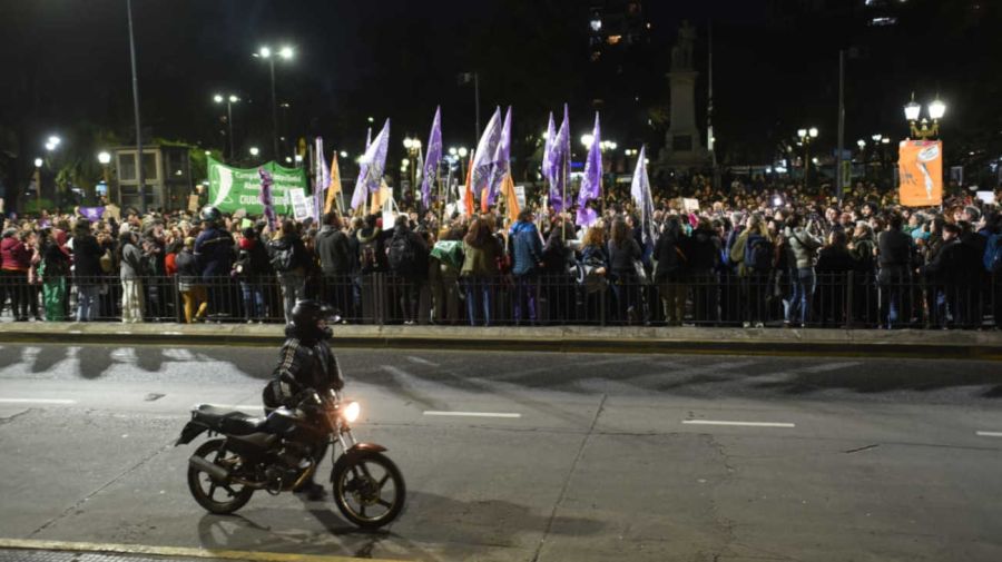 Marcha en plaza Flores por las tres chicas asesinadas 20250924