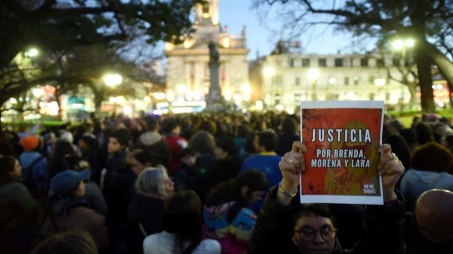 Marcha en plaza Flores por las tres chicas asesinadas 20250924