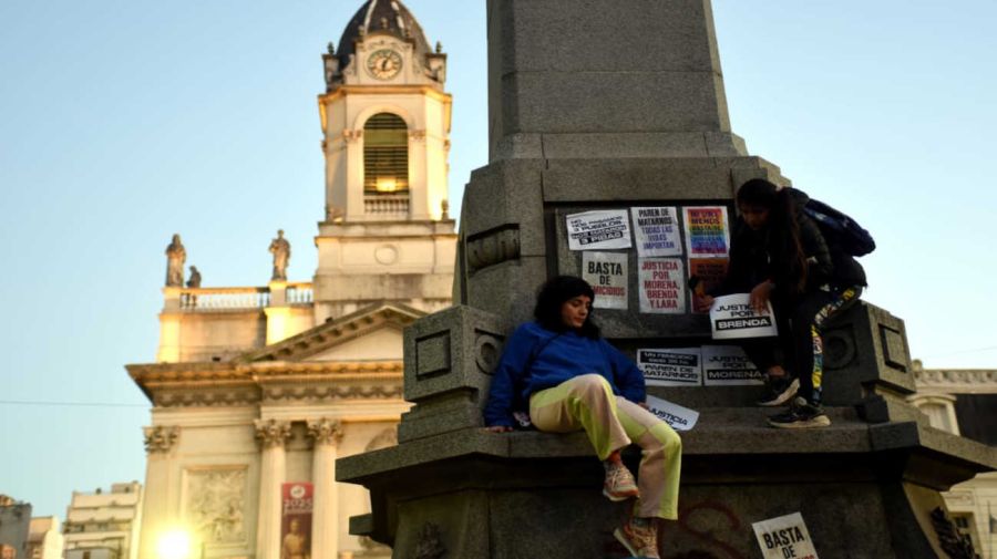 Marcha en plaza Flores por las tres chicas asesinadas 20250924