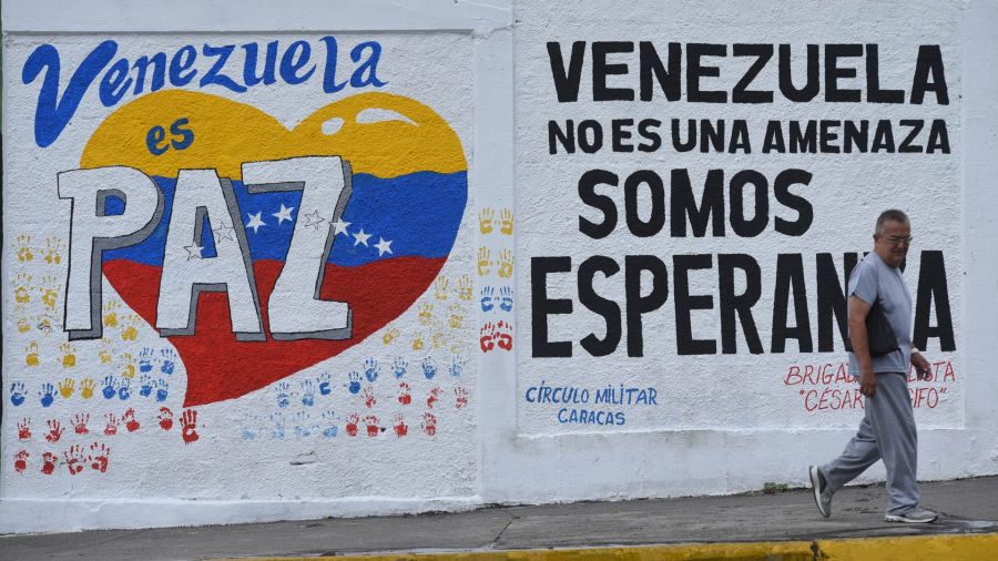 Fotogaleria Un hombre camina frente a un mural, en Caracas, Venezuela
