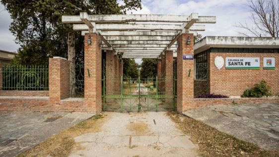 https://fotos.perfil.com/images/large/2025/09/25/reconstruccion-de-la-colonia-emblematica-de-alta-gracia-2105771.png
