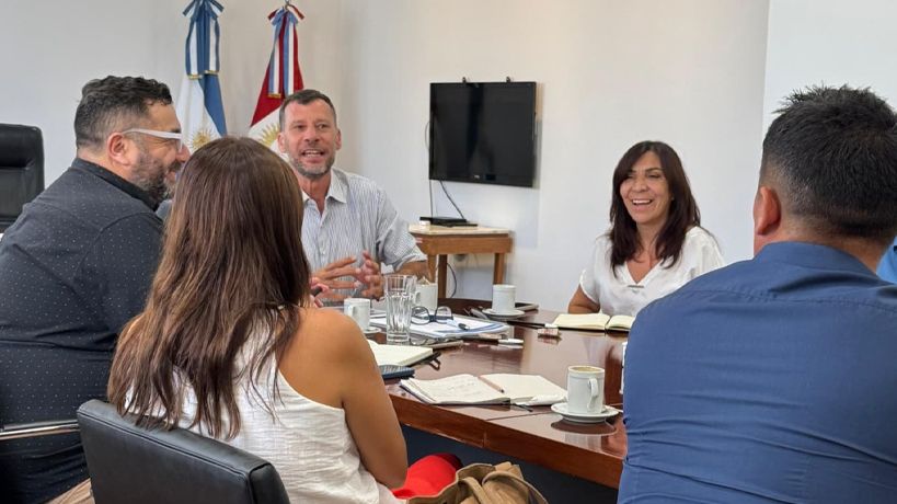 Claudia Acosta de Mi Granja junto a su Gabinete