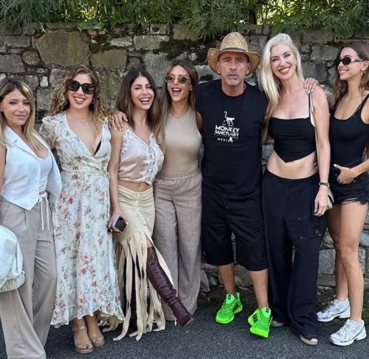 Eros Ramazzotti, Evangelina Anderson y sus amigas