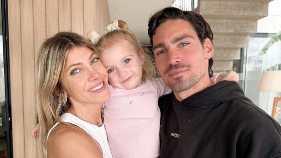 Cande Ruggeri y Nicolás Maccari junto a su hija, Vita