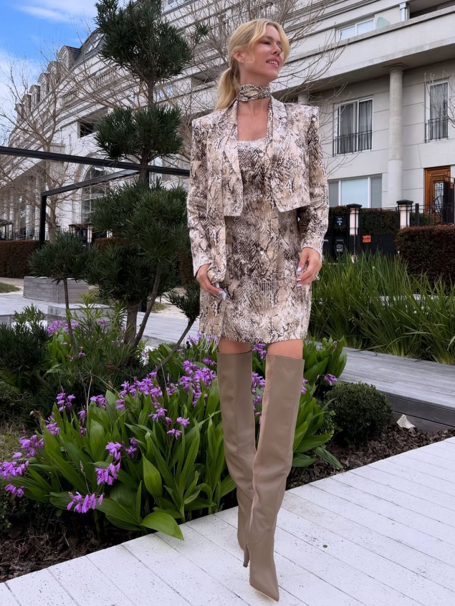 Nicole Neumann arrasó con un vestido corto animal print y las bucaneras más chic de la temporada