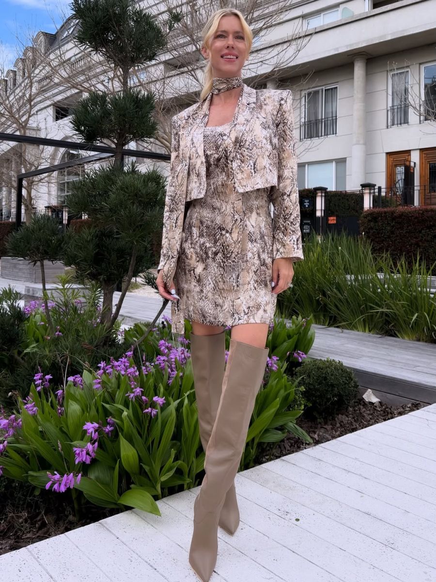 Nicole Neumann arrasó con un vestido corto animal print y las bucaneras más chic de la temporada