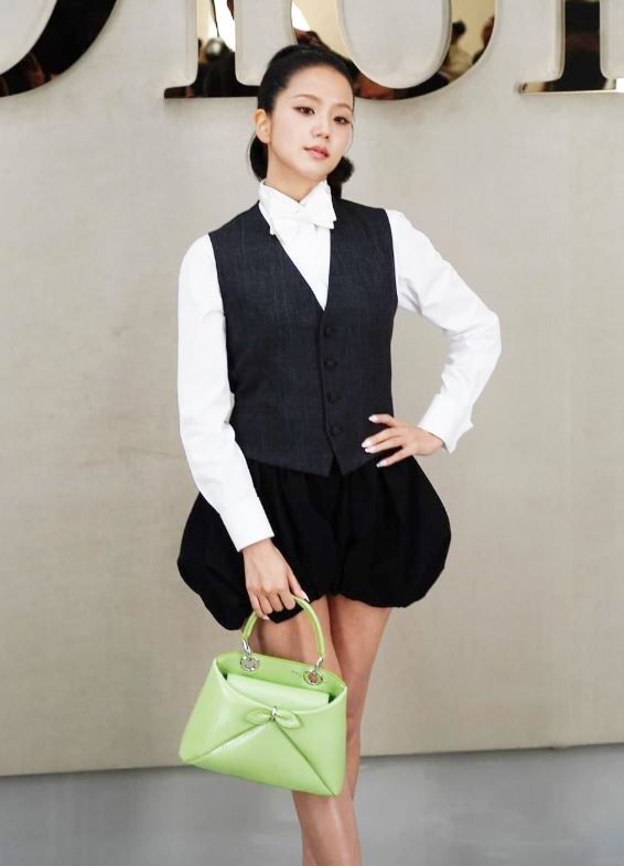 Jisoo en el desfile de la primera colección femenina de Jonathan Anderson