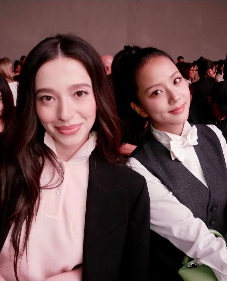 Mickey Madison y Jisoo