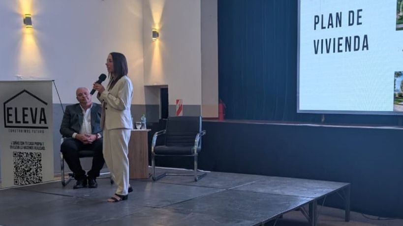 Luciana Garrone junto al intendente de Luque