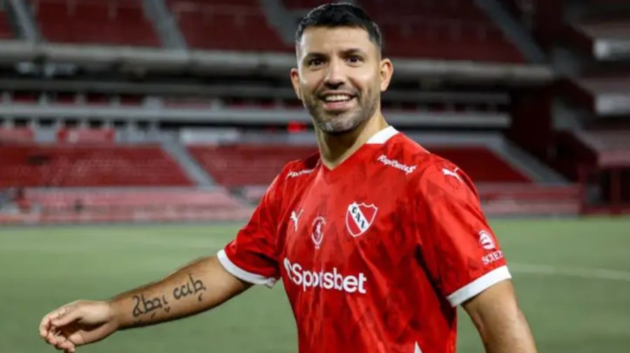 Sergio Agüero con el senior de Independiente