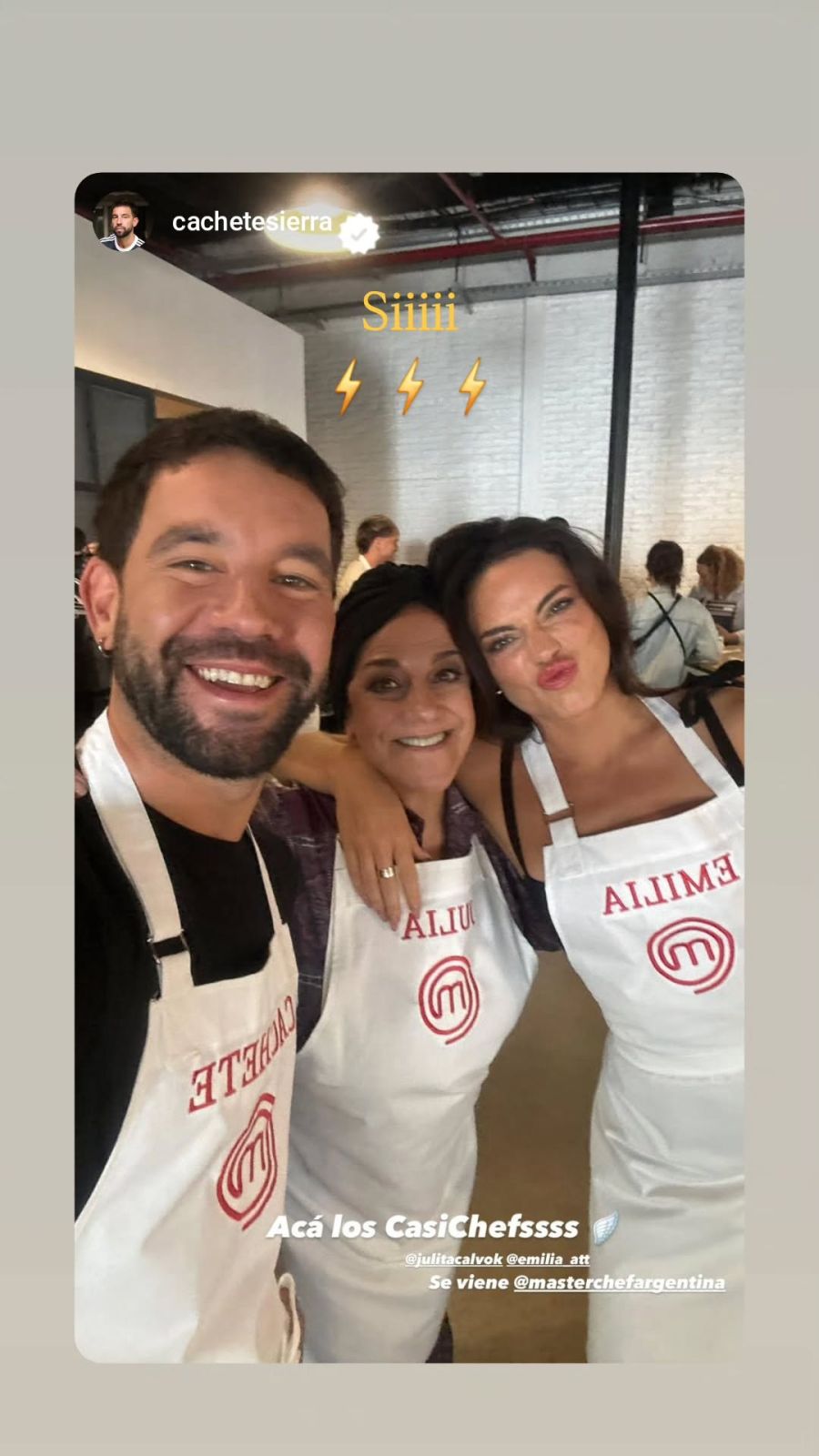 Emilia Attias, Agustín Sierra y Julia Calvo en las grabaciones de Masterchef Celebrity
