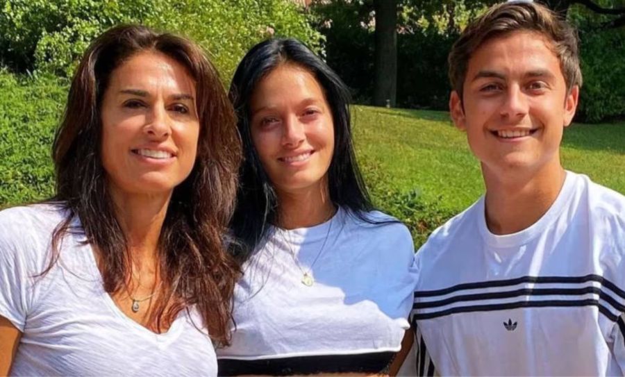 Oriana y Gaby Sabatini con Paulo Dybala