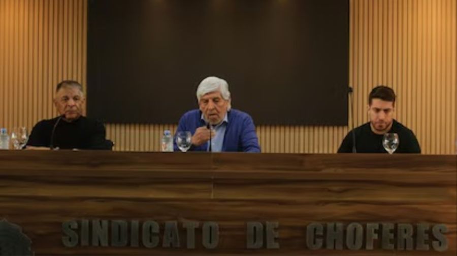 Hugo Moyano, su hijo Jeronimo y Octavio Argüello
